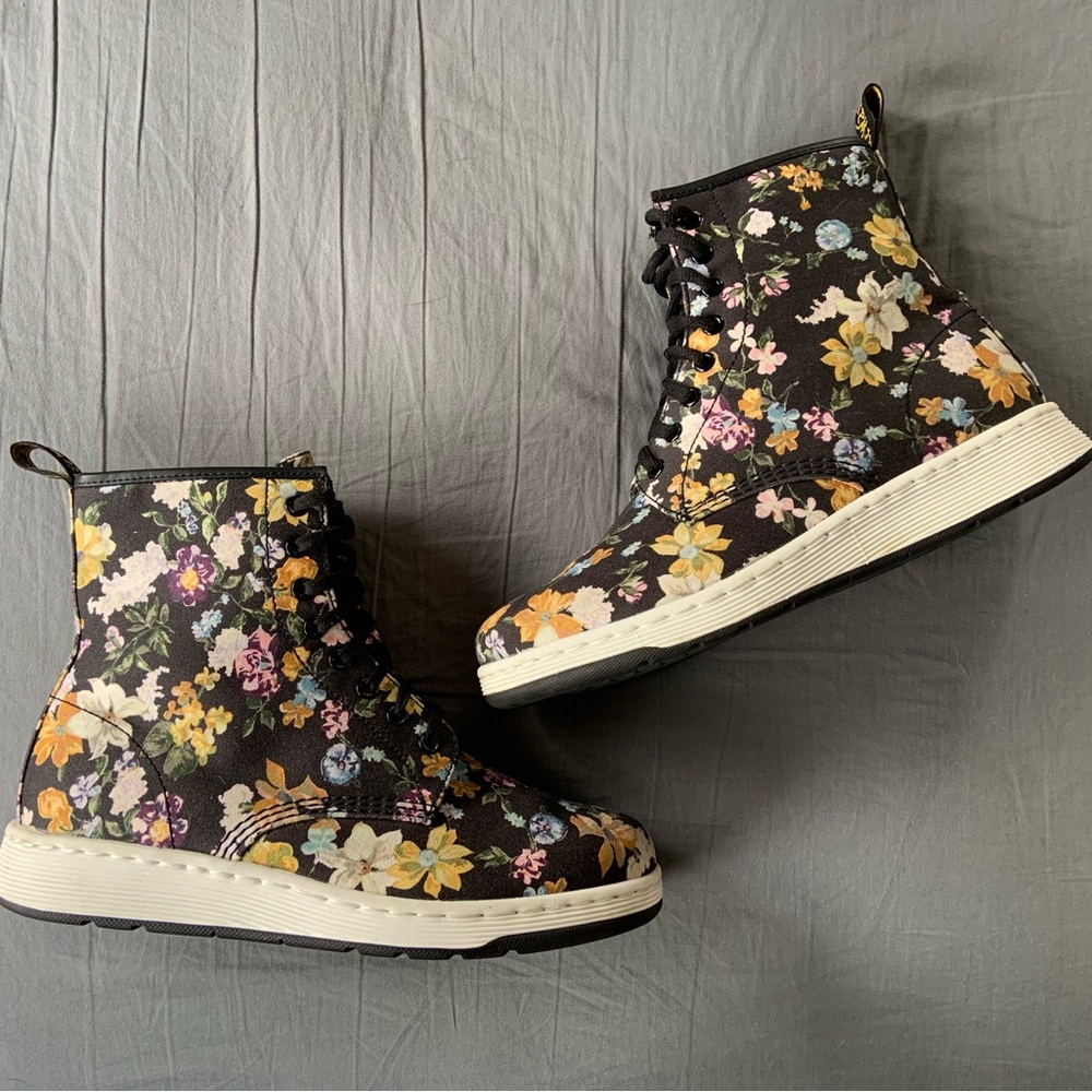 NEW Dr. Martens Darcy Black Floral Newton Leather Hi-Top Boots Size 10